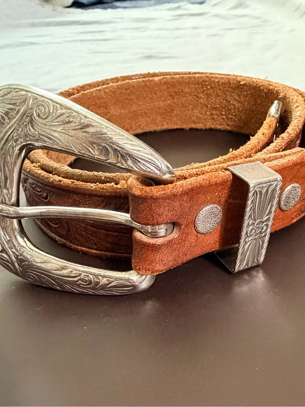 Vintage Western tooled leather belt with a three-piece engraved silver-tone 26